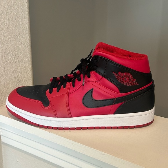 Jordan 1 Mid Reverse Bred (2021) *LIGHTLY WORN* Men’s Size 11.5 554724-660 - Picture 4 of 9